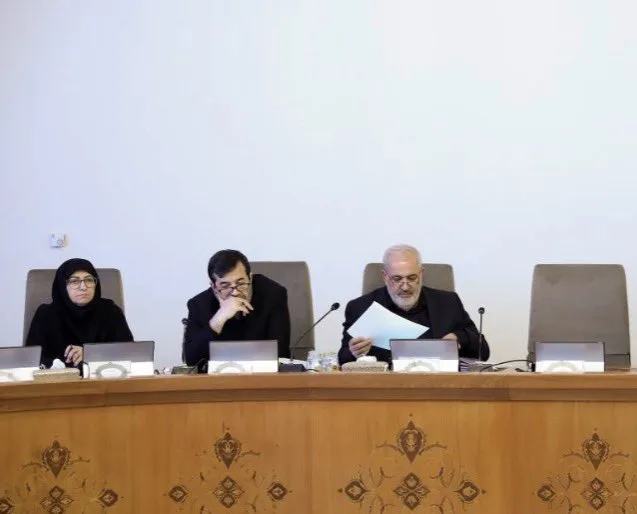 حضور جنجالی معاون رئیسجمهوری در وزارت نفت چه پیامی دارد؟